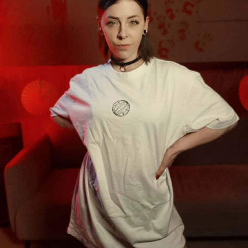 Raver Girl im weißen Take me to the Afterhour Techno T-Shirt von Technostoff in Berlin, Foto von vorne